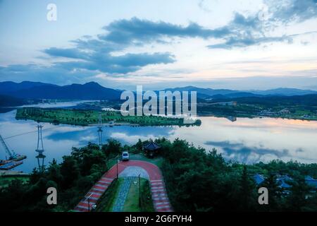 6 luglio 2021-Sangju, Corea del Sud-UNA veduta della scena del tramonto sull'isola di Gyeongcheon a Sangju, a circa 200 km a sud di Seoul, Corea del Sud. Foto Stock