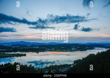 6 luglio 2021-Sangju, Corea del Sud-UNA veduta della scena del tramonto sull'isola di Gyeongcheon a Sangju, a circa 200 km a sud di Seoul, Corea del Sud. Foto Stock