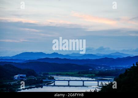 6 luglio 2021-Sangju, Corea del Sud-UNA veduta della scena del tramonto sull'isola di Gyeongcheon a Sangju, a circa 200 km a sud di Seoul, Corea del Sud. Foto Stock