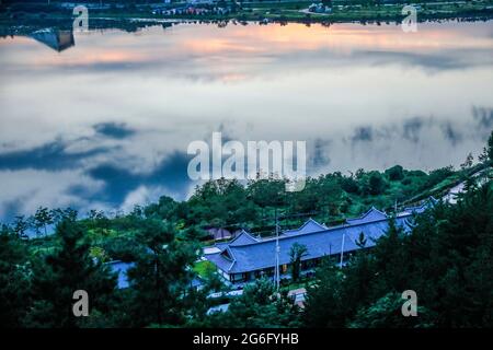 6 luglio 2021-Sangju, Corea del Sud-UNA veduta della scena del tramonto sull'isola di Gyeongcheon a Sangju, a circa 200 km a sud di Seoul, Corea del Sud. Foto Stock