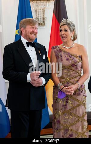 La regina Maxima dei Paesi Bassi e il re Willem-Alexander dei Paesi Bassi visitano lo Schloss Bellevue, dove il presidente tedesco offre al re e alla regina un banchetto di stato il 5 luglio 2021 a Berlino, in Germania. Le loro Maestà stanno facendo la loro prima visita ufficiale da quando la crisi sanitaria globale è iniziata più di un anno fa, con una visita di stato in Germania dal 5 al 7 luglio. Foto di Bruno Press/ABACAPRESS.COM Foto Stock