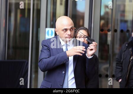 Londra, Inghilterra, Regno Unito. 6 luglio 2021. Il Segretario di Stato britannico per la Salute e l'assistenza sociale SAJID JAVID è visto togliere la sua maschera fuori BBC Broadcasting House a Londra, come il paese si sta preparando a rimuovere quasi tutte le restrizioni del coronavirus dal 19 luglio. Credit: Tayfun Salci/ZUMA Wire/Alamy Live News Foto Stock