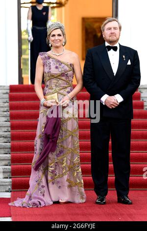La regina Maxima dei Paesi Bassi e il re Willem-Alexander dei Paesi Bassi visitano lo Schloss Bellevue, dove il presidente tedesco offre al re e alla regina un banchetto di stato il 5 luglio 2021 a Berlino, in Germania. Le loro Maestà stanno facendo la loro prima visita ufficiale da quando la crisi sanitaria globale è iniziata più di un anno fa, con una visita di stato in Germania dal 5 al 7 luglio. Foto di Bruno Press/ABACAPRESS.COM Foto Stock