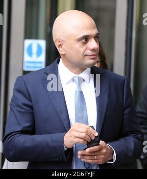 Londra, Inghilterra, Regno Unito. 6 luglio 2021. Il Segretario di Stato britannico per la Salute e l'assistenza sociale SAJID JAVID è visto togliere la sua maschera fuori BBC Broadcasting House a Londra, come il paese si sta preparando a rimuovere quasi tutte le restrizioni del coronavirus dal 19 luglio. Credit: Tayfun Salci/ZUMA Wire/Alamy Live News Foto Stock