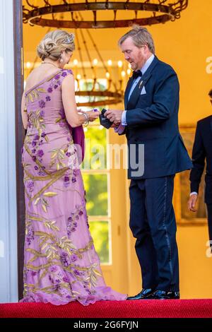La regina Maxima dei Paesi Bassi e il re Willem-Alexander dei Paesi Bassi visitano lo Schloss Bellevue, dove il presidente tedesco offre al re e alla regina un banchetto di stato il 5 luglio 2021 a Berlino, in Germania. Le loro Maestà stanno facendo la loro prima visita ufficiale da quando la crisi sanitaria globale è iniziata più di un anno fa, con una visita di stato in Germania dal 5 al 7 luglio. Foto di Bruno Press/ABACAPRESS.COM Foto Stock