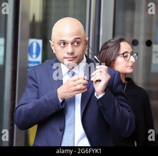 Londra, Inghilterra, Regno Unito. 6 luglio 2021. Il Segretario di Stato britannico per la Salute e l'assistenza sociale SAJID JAVID è visto togliere la sua maschera fuori BBC Broadcasting House a Londra, come il paese si sta preparando a rimuovere quasi tutte le restrizioni del coronavirus dal 19 luglio. Credit: Tayfun Salci/ZUMA Wire/Alamy Live News Foto Stock