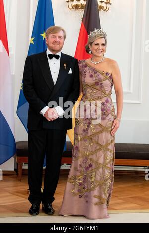 La regina Maxima dei Paesi Bassi e il re Willem-Alexander dei Paesi Bassi visitano lo Schloss Bellevue, dove il presidente tedesco offre al re e alla regina un banchetto di stato il 5 luglio 2021 a Berlino, in Germania. Le loro Maestà stanno facendo la loro prima visita ufficiale da quando la crisi sanitaria globale è iniziata più di un anno fa, con una visita di stato in Germania dal 5 al 7 luglio. Foto di Bruno Press/ABACAPRESS.COM Foto Stock