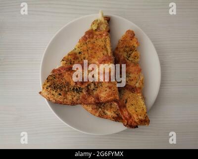 Due fette di pizza. Foto Stock