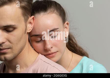 Primo piano tranquilla tenera giovane coppia con gli occhi chiusi Foto Stock