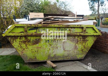 Sovraccarico Skip, Inghilterra, Regno Unito. Foto Stock