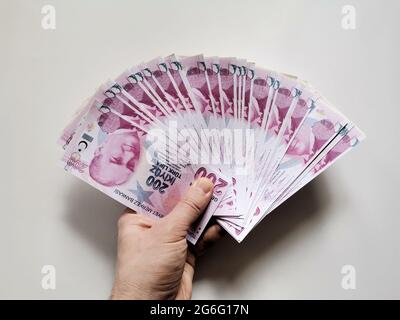 Mano che tiene il denaro turco. Foto Stock