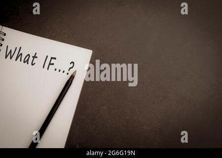 Testo su blocco note con sfondo scuro. Domande If Foto Stock