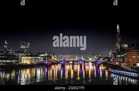 Viste dal Millennium Bridge del Southwark Bridge e dallo Shard. Foto Stock