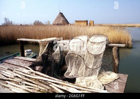 Capanni e nappe per la pesca nella laguna di Marano om Friuli Foto Stock