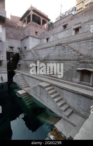 Vista laterale di Toorji Ka Jhalra o di Toorji Step Well. Costruito nel 1740 dalla regina, Consort di Maharaja Abhay Singh. Jodhpur, Rajasthan, India Foto Stock