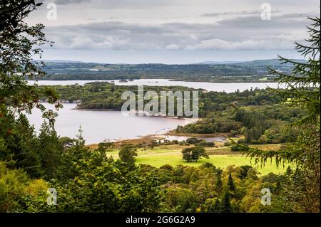 Muckross Lake, Killarney, County Kerry, Irlanda, vista dalle cascate del Torc. Foto Stock