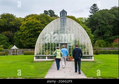 Turisti alla serra in Muckross House, Killarney, County Kerry. Irlanda. Foto Stock