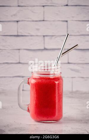 Frullato di fragola o cocktail nel vaso di vetro Foto Stock