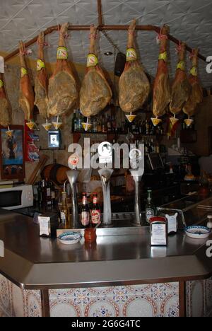 Prosciutto di Serrano appeso in un ristorante spagnolo, prosciutto spagnolo secco, Spagna, Andalusia Foto Stock