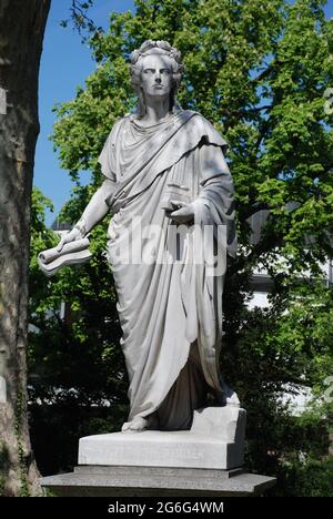 Monumento Schiller di fronte alla Grande Casa del Teatro di Stato Wuerttemberg a Stoccarda, Germania, Baden-Wuerttemberg, Stoccarda Foto Stock