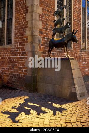 Bronzo di musicisti di città di Brema con ombra, Germania, Brema Foto Stock