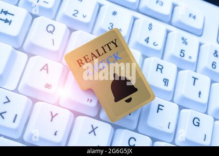 Controllo della realtà del testo scritto a mano. Parola per fare in modo che un individuo riconosca lo stato reale della situazione digitando accordo di lavoro esempio Foto Stock