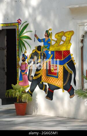 Elefante indiano (Elephas maximus indicus, Elephas maximus bengalensis), muro della casa dipinto con un elefante indiano, India, Radschastan, Udaipur Foto Stock