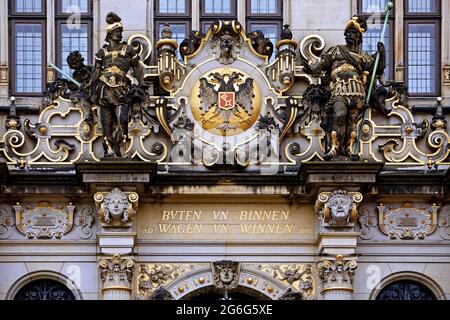 Schuetting, casa delle corporazioni dei commercianti e dei commercianti di Brema, portale nello stile dell'edificio rinascimentale nelle Fiandre, Germania, Brema Foto Stock