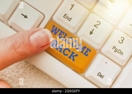 Scrittura visualizzazione testo Bentornato. Concetto significato caldo saluti arrivato Ripeti volentieri accettato soddisfatto Abstract risolvere il problema di Internet Foto Stock