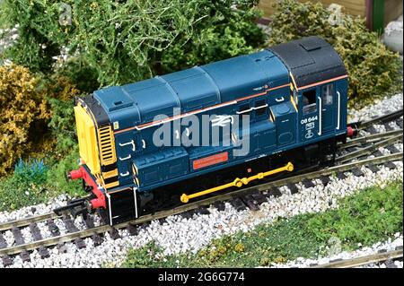 Un modello di locomotve di classe 08 chiamato 'Laira' su una ferrovia modello. Foto Stock