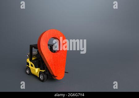 Il carrello giallo è dotato di un indicatore di posizione rosso. Servizi di trasporto e logistica, gestione magazzino. Monitoraggio in tempo reale delle consegne e. Foto Stock