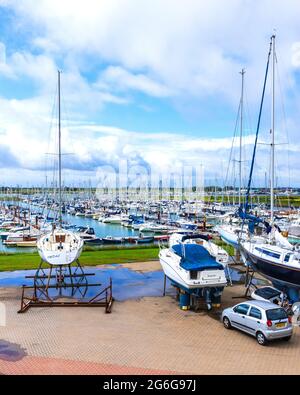 Una scena affollata a Burnham-on-Crouch Marina in una luminosa e ventilata mattina di luglio Foto Stock