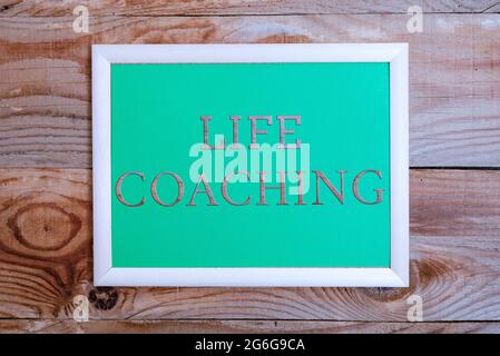 Segno che visualizza Life Coaching. Word for Improve Lives by Challenges ci incoraggia nelle nostre opportunità di lavoro Mostra di diversi colori adesivi Note organizzato su Foto Stock