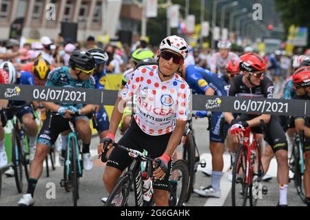 Il colombiano Nairo Quintana del Team Arkea Samsic indossa la maglia rossa a puntini di polka per il miglior scalatore raffigurato all'inizio della tappa 10 della 108a edizione Foto Stock