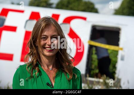 East Molesey, Surrey, Regno Unito. 5 luglio 2021. Garden Designer Felicity o’Rourke (nella foto) che si è qualificato all'inizio di quest'anno ha progettato show Garden estinzione dentro e intorno alla fusoliera di un aereo schiantato. Il giardino affronta la VI minaccia di estinzione della Messa per il nostro pianeta causata dal nostro continuo sfruttamento e distruzione delle sue risorse naturali. Bambini azzardati la scena del crimine. Credit: Maureen McLean/Alamy Live News Foto Stock