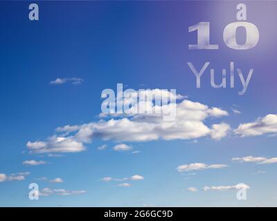 10 luglio, 10° giorno del mese. Nuvole bianche nei cieli blu nelle giornate di sole. Mese estivo. Concetto di giorno dell'anno. Foto Stock