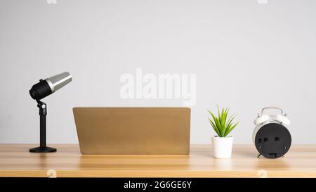 Microfono con computer portatile su tavolo in legno, sistema di registrazione audio o concetto Podcast Foto Stock