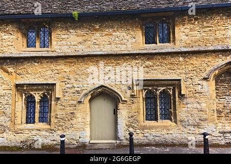 I Warwick Almshouses ricostruirono nel 1828 in Church Street, Burford, Oxfordshire Foto Stock