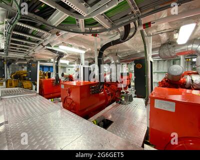 Lucida stanza dei motori di una Fishing Farm Service Boat che include più attrezzature Foto Stock