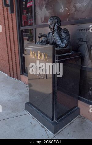 Saint Louis, Missouri - 5 luglio 2021; il busto in bronzo dell'azienda sportiva Joe Buck con microfono si trova all'esterno dello stadio Busch per onorare l'ex baseball dei Cardinals Foto Stock