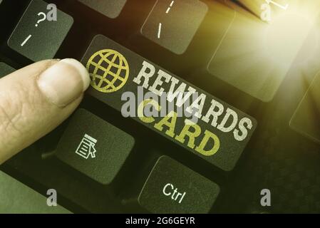 Testo a mano carta Rewards. Parola scritta su Guida guadagnare punti miglia in contanti da acquisti quotidiani incentivi Lady dito mostrando-premente tastiera Foto Stock