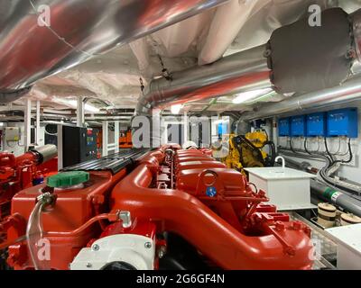 Lucida stanza dei motori di una Fishing Farm Service Boat che include più attrezzature Foto Stock