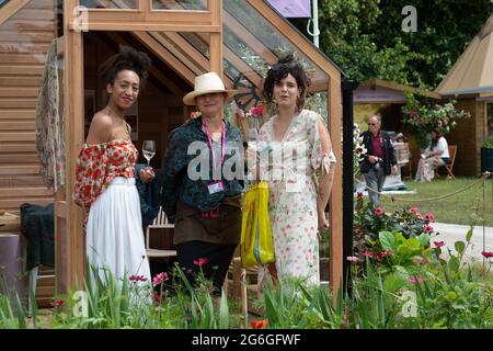 East Molesey, Surrey, Regno Unito. 5 luglio 2021. Abiti floreali allo spettacolo. Credit: Maureen McLean/Alamy Live News Foto Stock