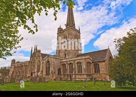 Chiesa di San Giovanni Battista, Burford, con rubinetti che lavorano sulla guglia Foto Stock