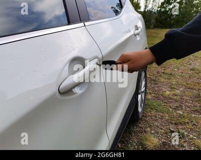 Sbloccare la vettura. Auto chiusa a chiave. Auto bianca. Foto Stock
