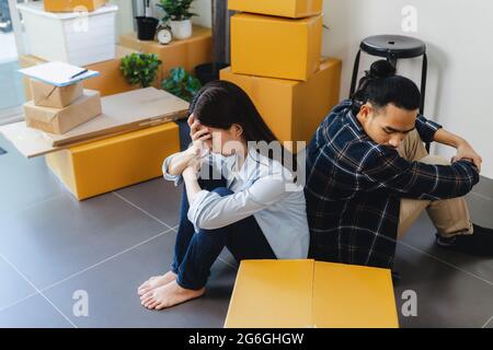 Le coppie asiatiche in difficoltà hanno problemi di debito durante il coronavirus, non essendo in grado di pagare l'affitto di appartamento, devono lasciare la casa Foto Stock