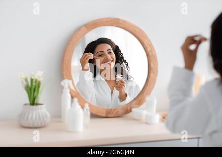 Procedure di routine, trattamento, spa a casa, cura della pelle e cosmetici moderni Foto Stock