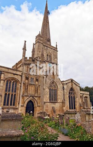 Chiesa di San Giovanni Battista, Burford con i martinetti che lavorano sulla guglia Foto Stock