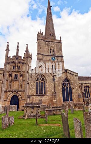 Chiesa di San Giovanni Battista, Burford con i martinetti che lavorano sulla guglia Foto Stock