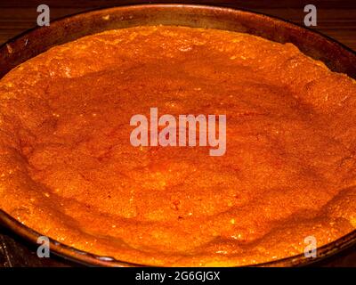 Cheesecake farcito appena sfornato, ancora in forma di cottura Foto Stock